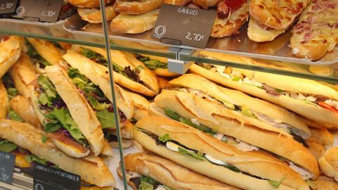 La gourmandise qu’inspire les produits en vitrine tient à l’indice de rendu des couleurs (IRC) de la source lumineuse.